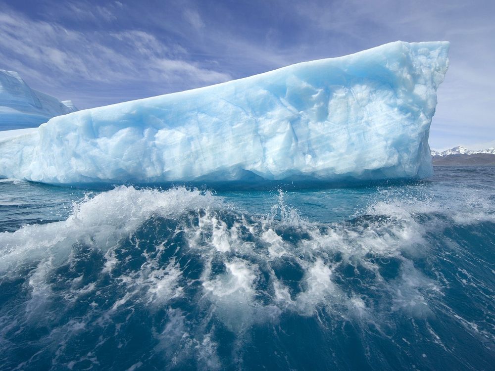 Огромный айсберг только что сломал самый исчезающий ледник Западной  Антарктиды