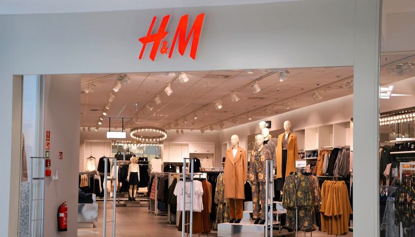 Продажи модного гиганта H&M восстанавливаются в марте, поскольку магазины вновь открываются после локдауна