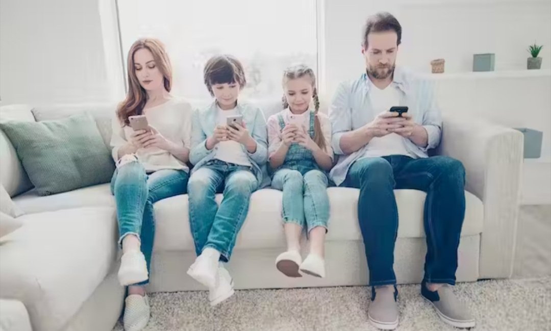 В настоящее время широко распространена озабоченность по поводу количества времени, которое дети проводят, уставившись в экраны, и многие люди обеспокоены негативным воздействием мобильных устройств на здоровье и благополучие.